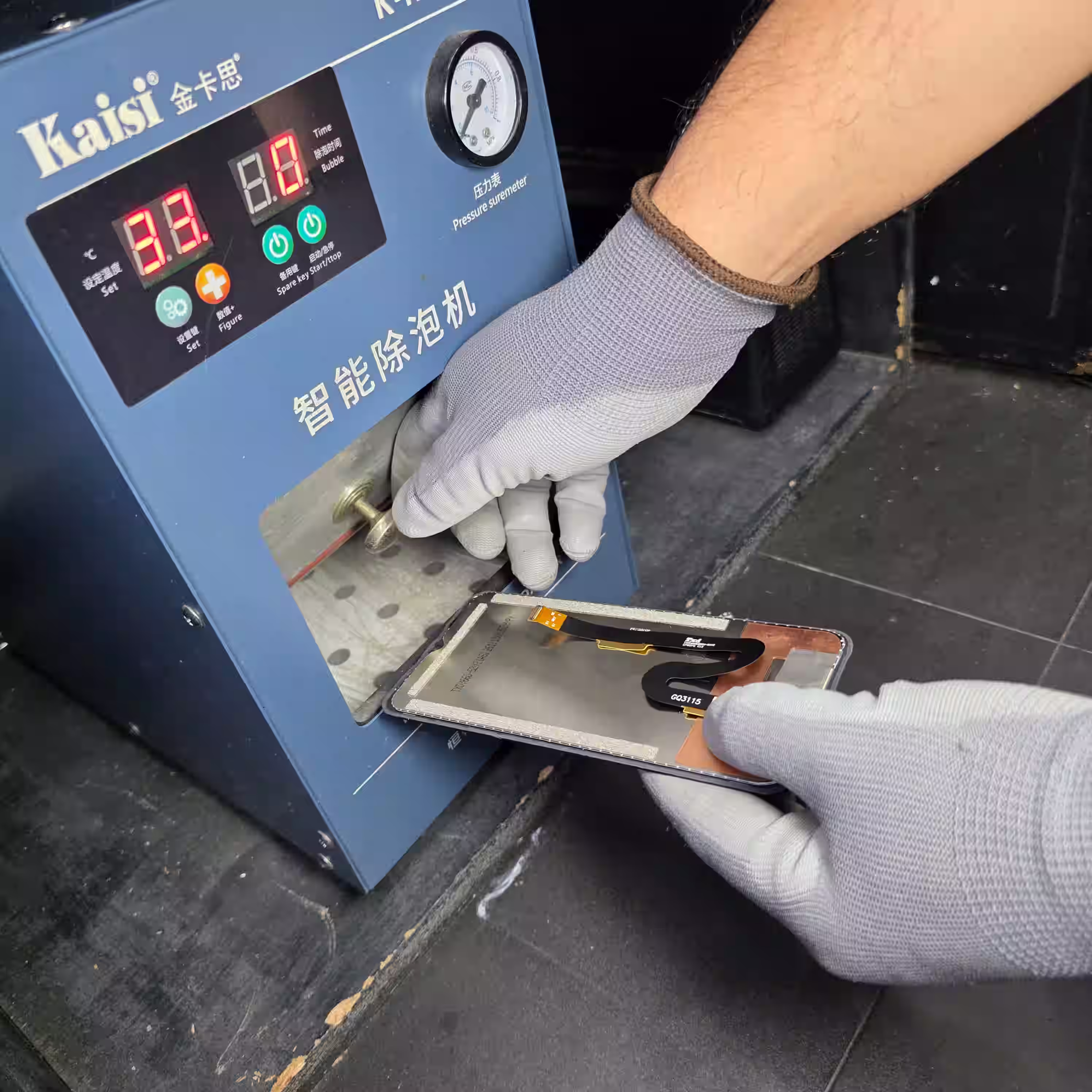 Técnico realizando reparación de celulares en Bucaramanga